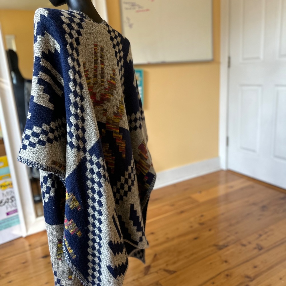 Aztec Pocket Ruana - Picture 6 of 7